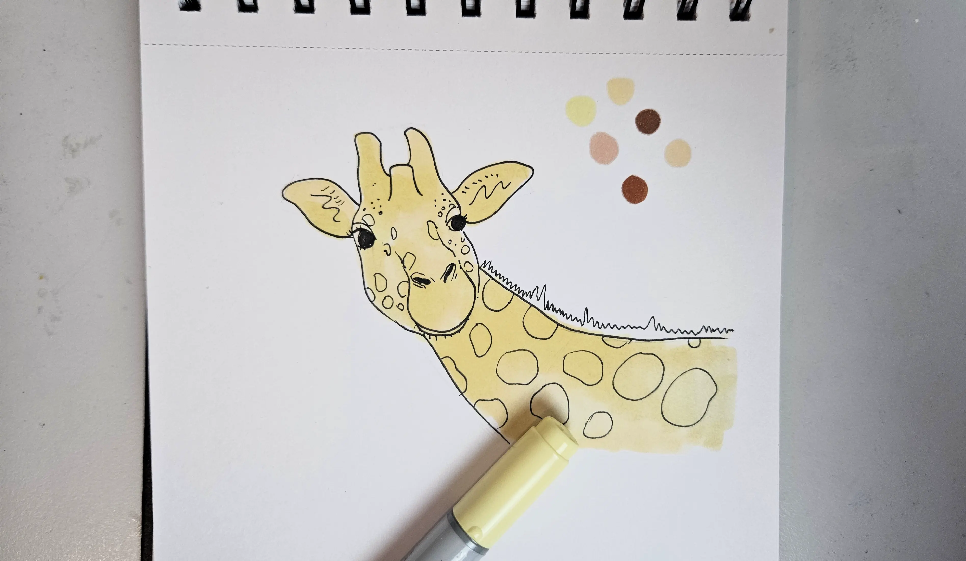 dessiner les oreilles d’une girafe aux feutres à alcool