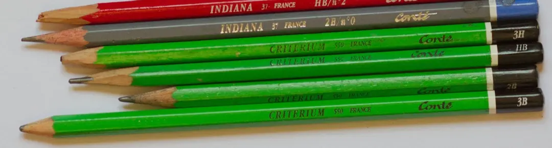 image de différents crayons à papier pour dessiner