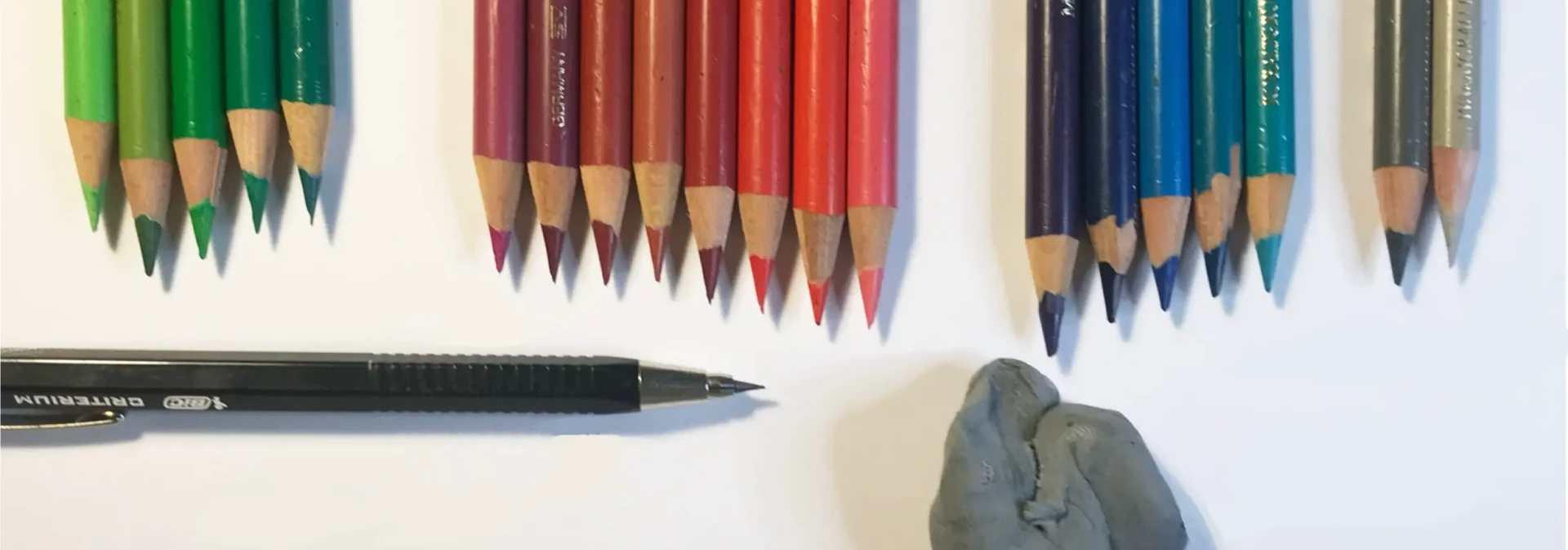 le matériel pour faire un dessin réaliste aux crayons de couleur