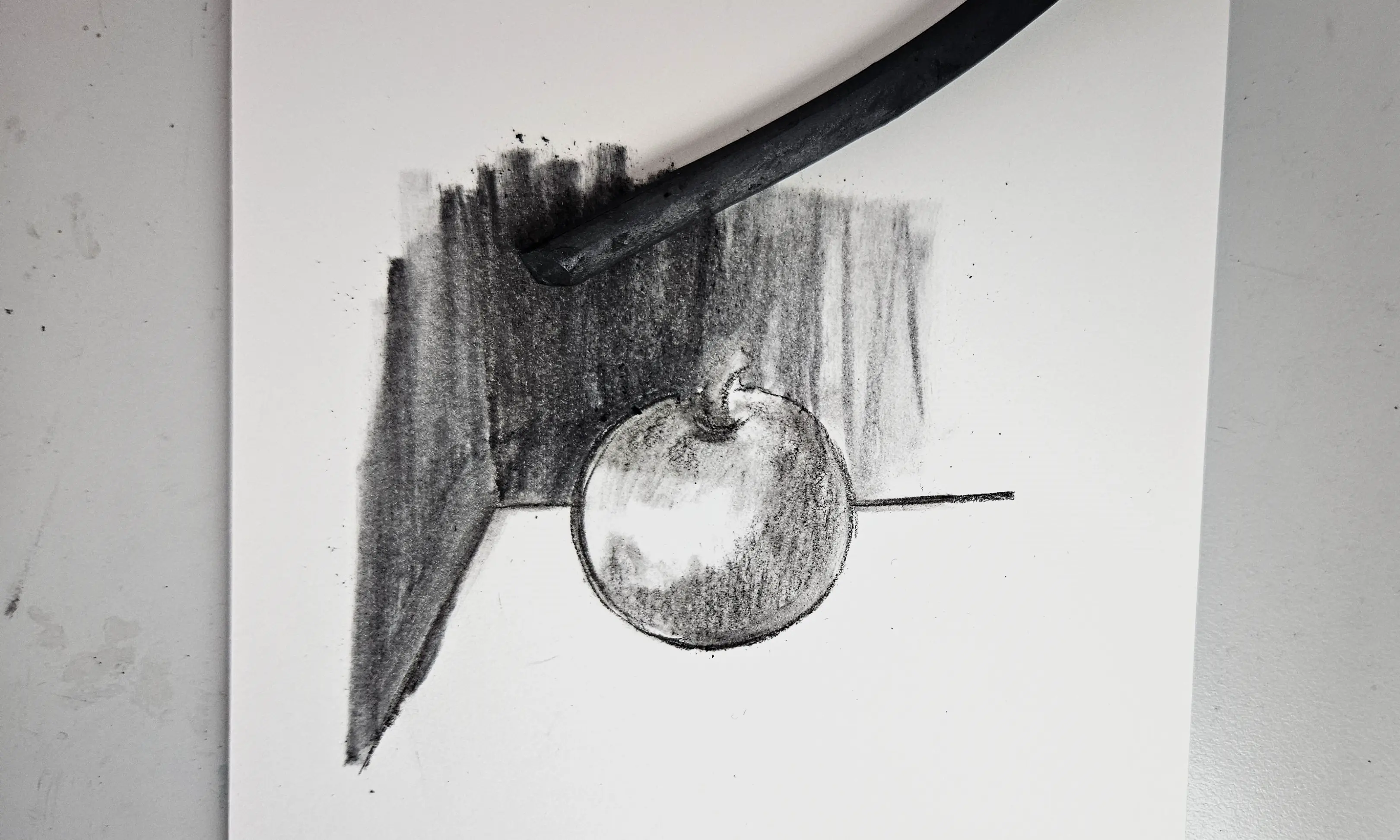 dessiner un effet de contraste d’une pomme au fusain
