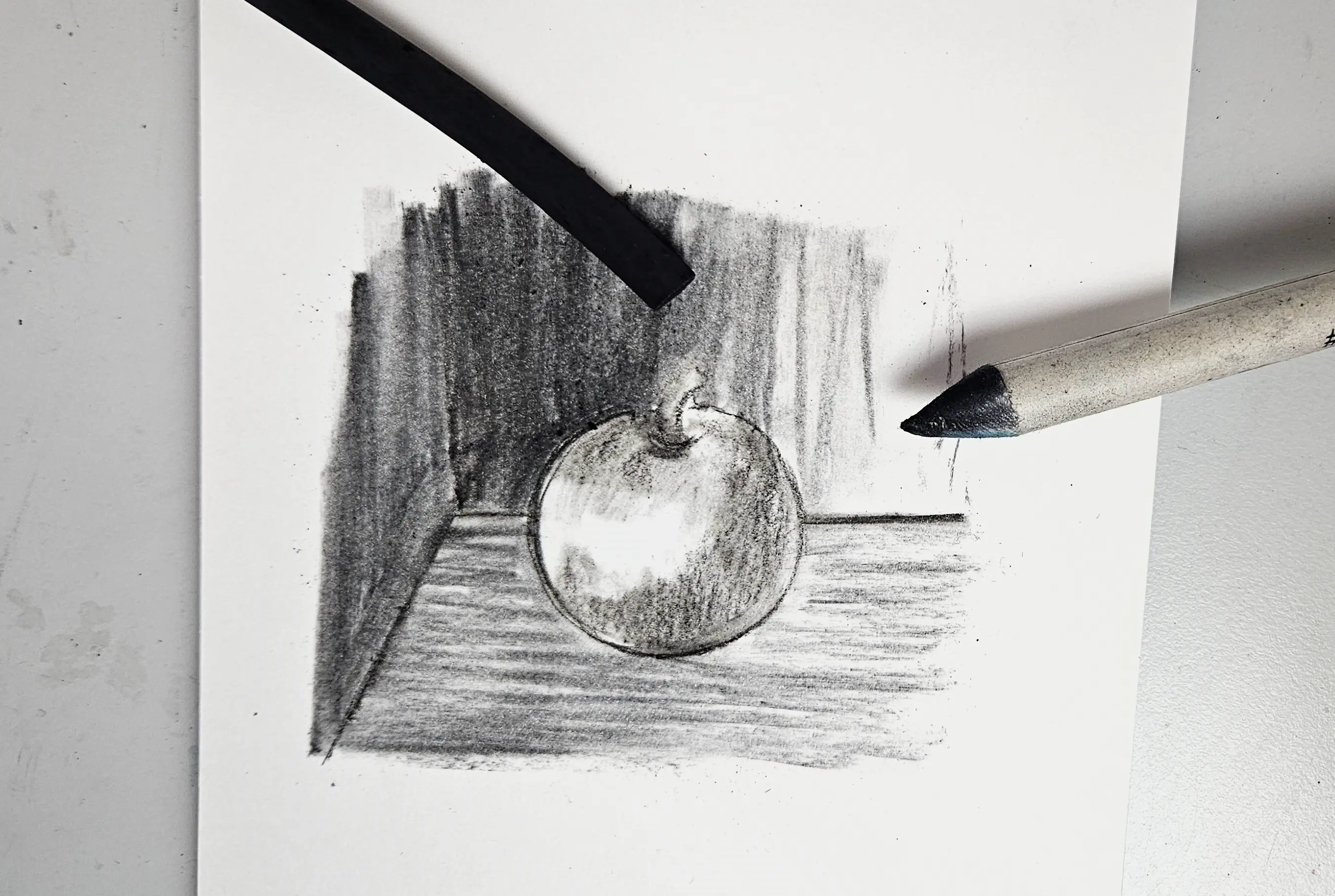 dessiner les hachures une pomme au fusain