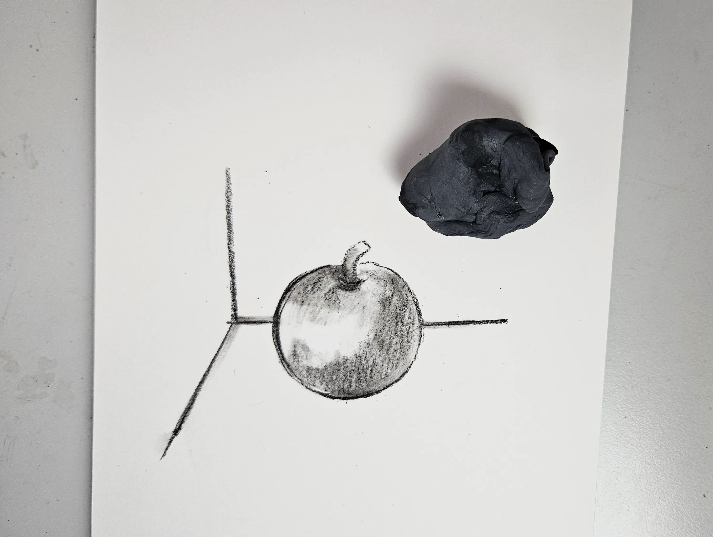 dessiner les endroits lumineux d’une pomme au fusain