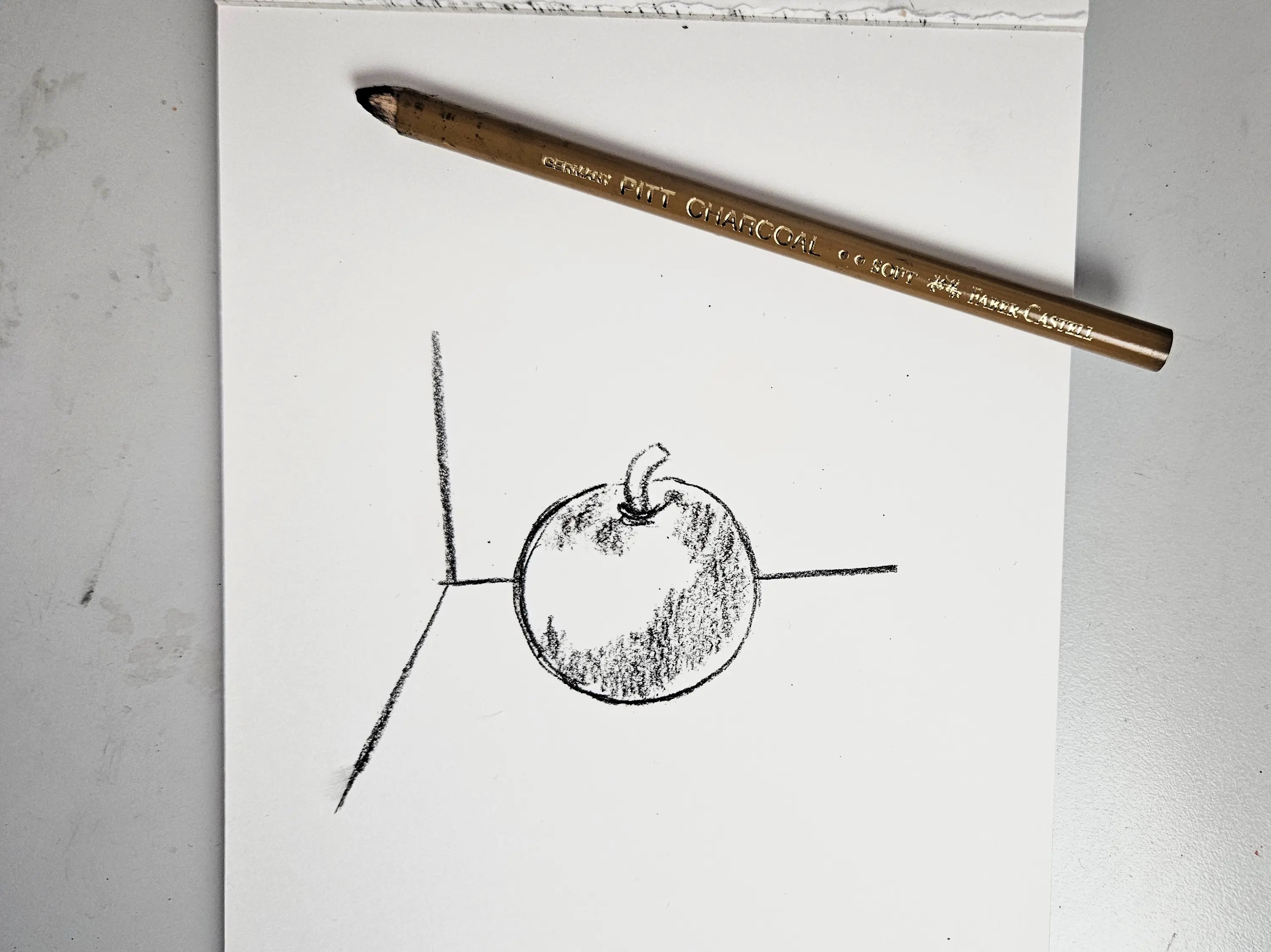 dessiner les effets d’ombre et de lumière d’une pomme au fusain