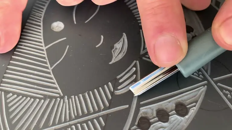 graver la plaque pour réaliser une linogravure