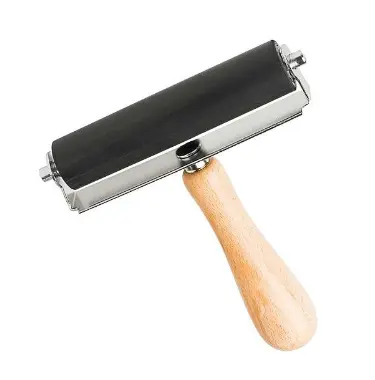 utiliser le rouleau pour la linogravure