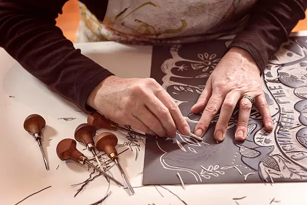 utiliser précautionneusement les gouges pour la linogravure