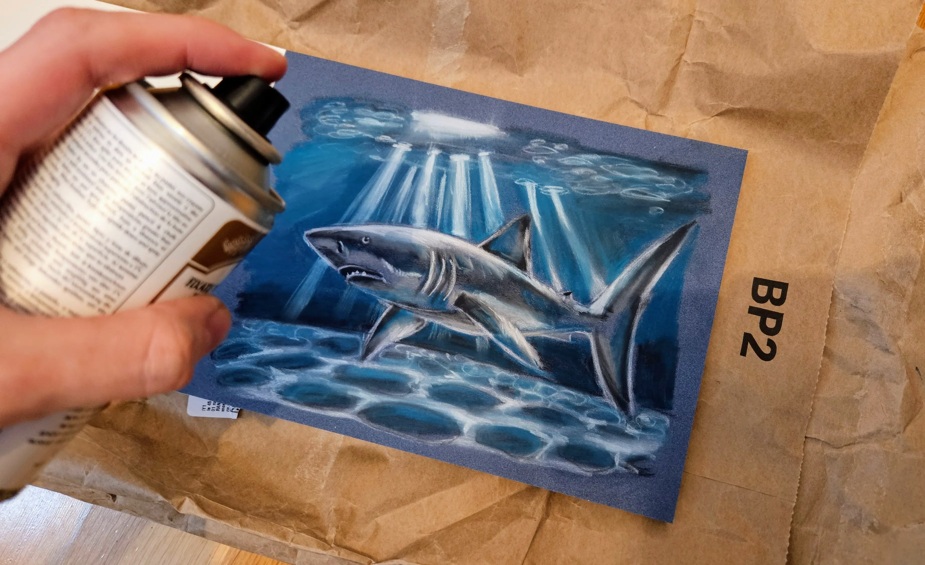 fixer son dessin de requin aux pastels