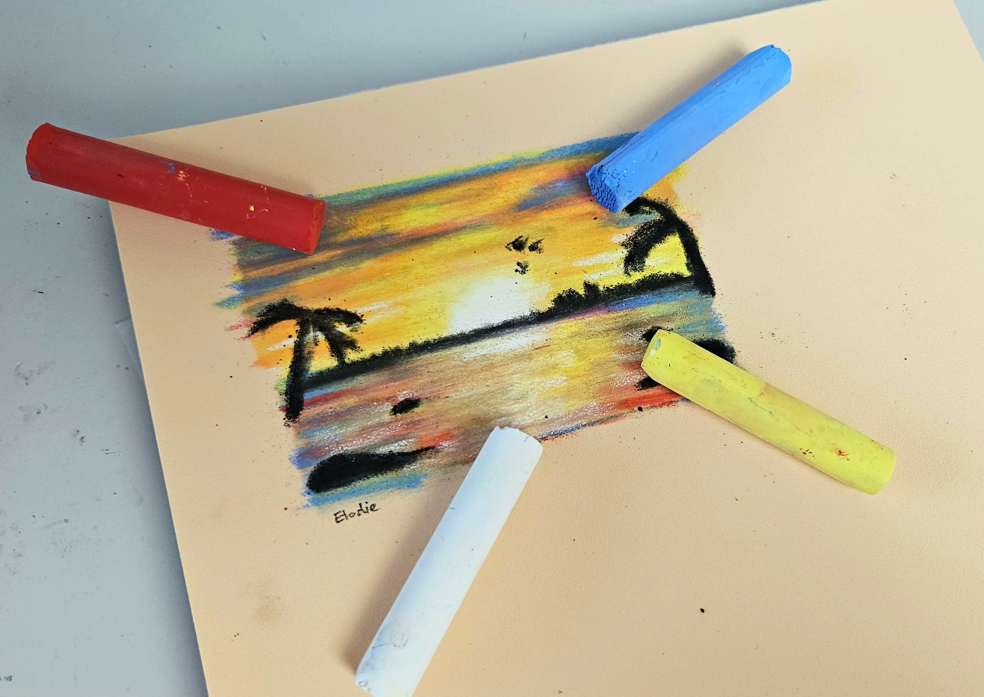 dessiner aux pastels sur papier coloré