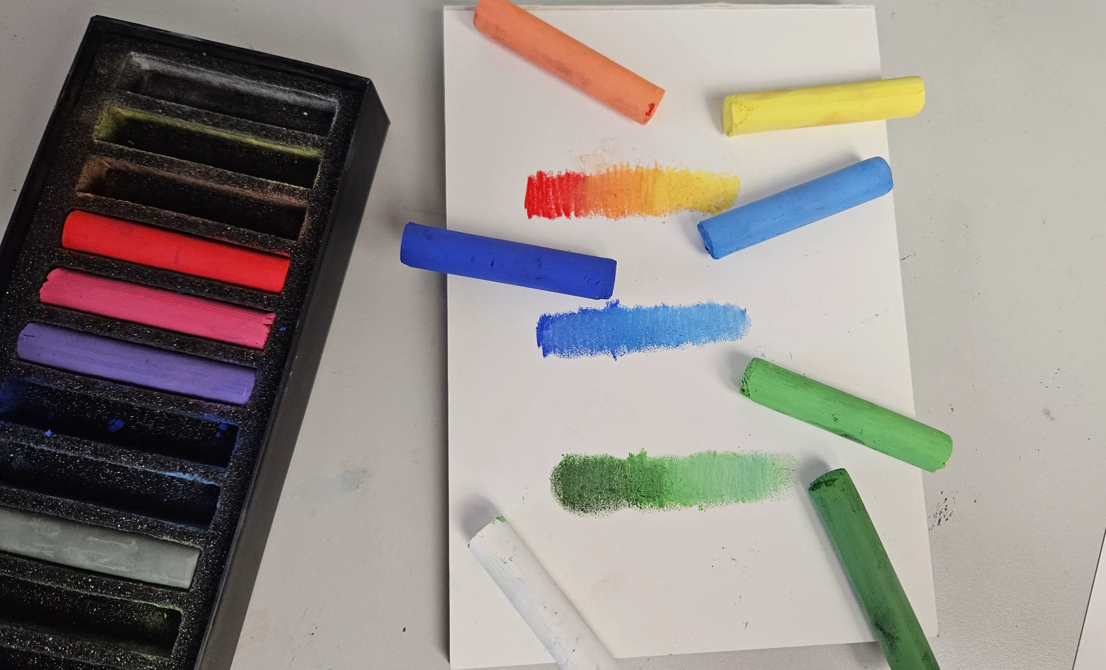 estomper les pastels avec les doigts