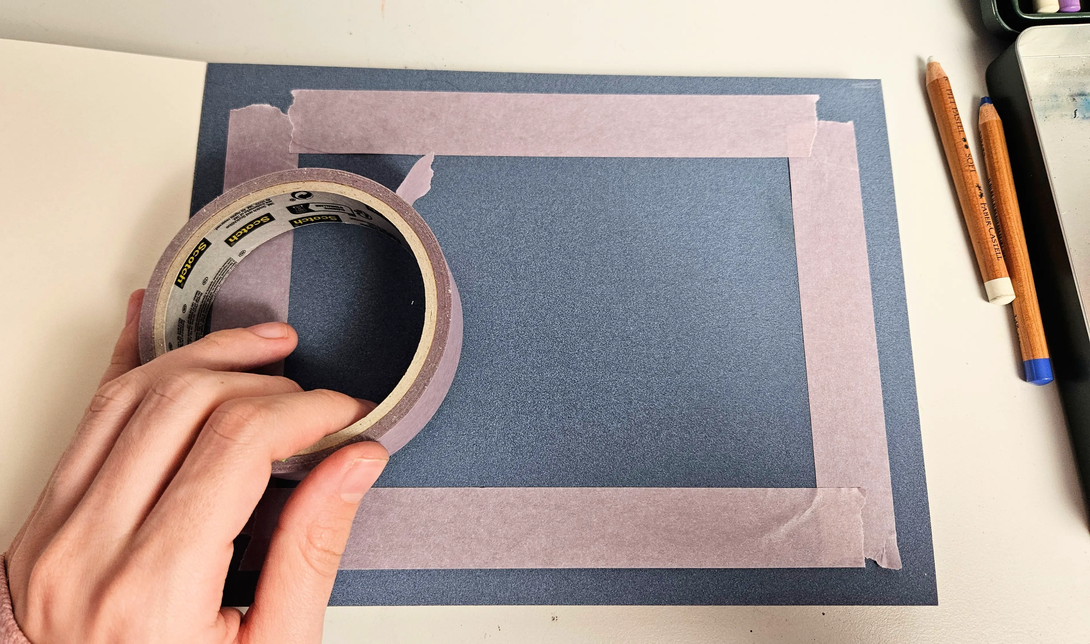 masquer les contours de la feuille avant de dessiner un paysage aux pastels secs