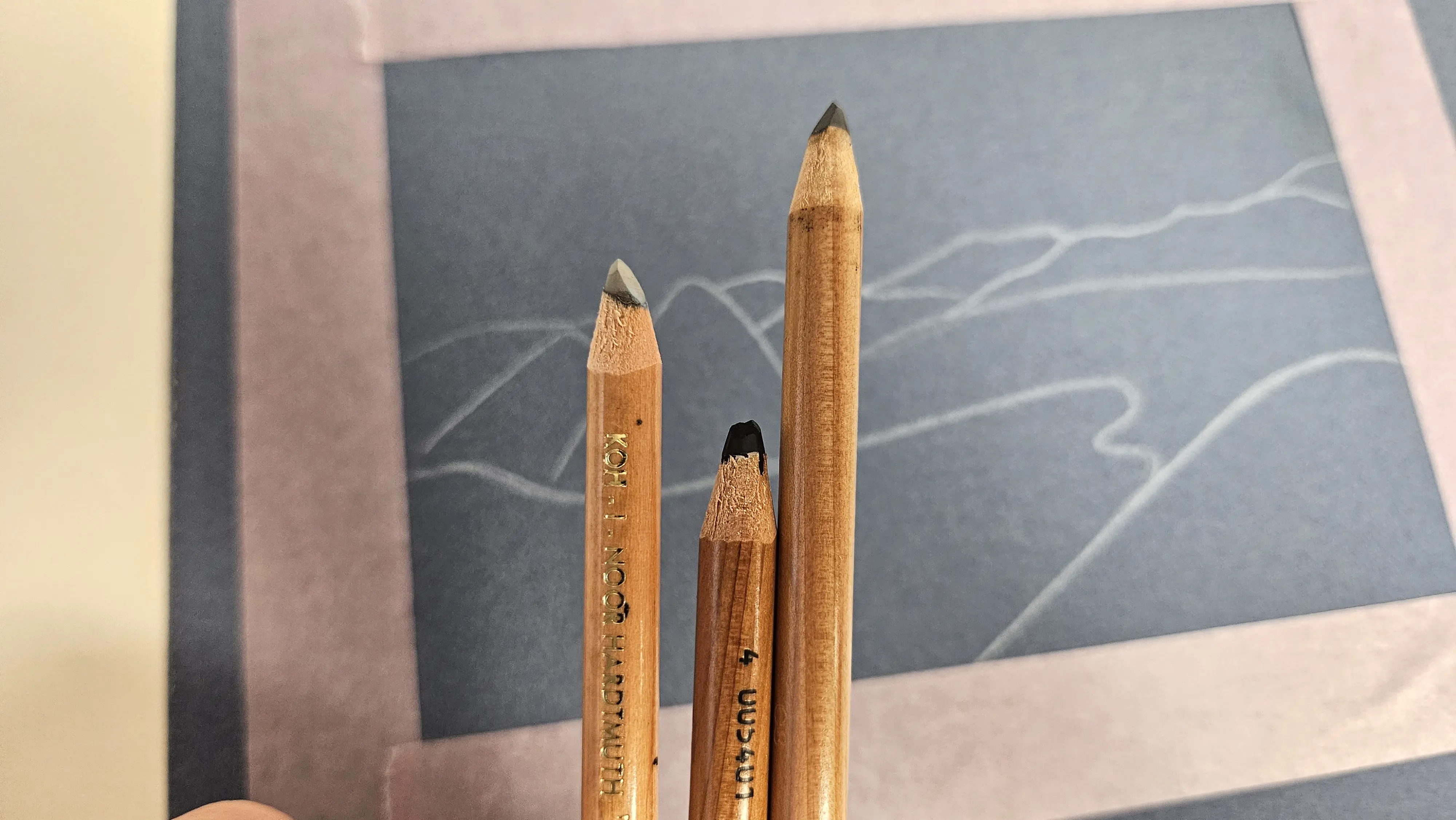 dessiner un paysage aux pastels secs avec différentes nuances de gris