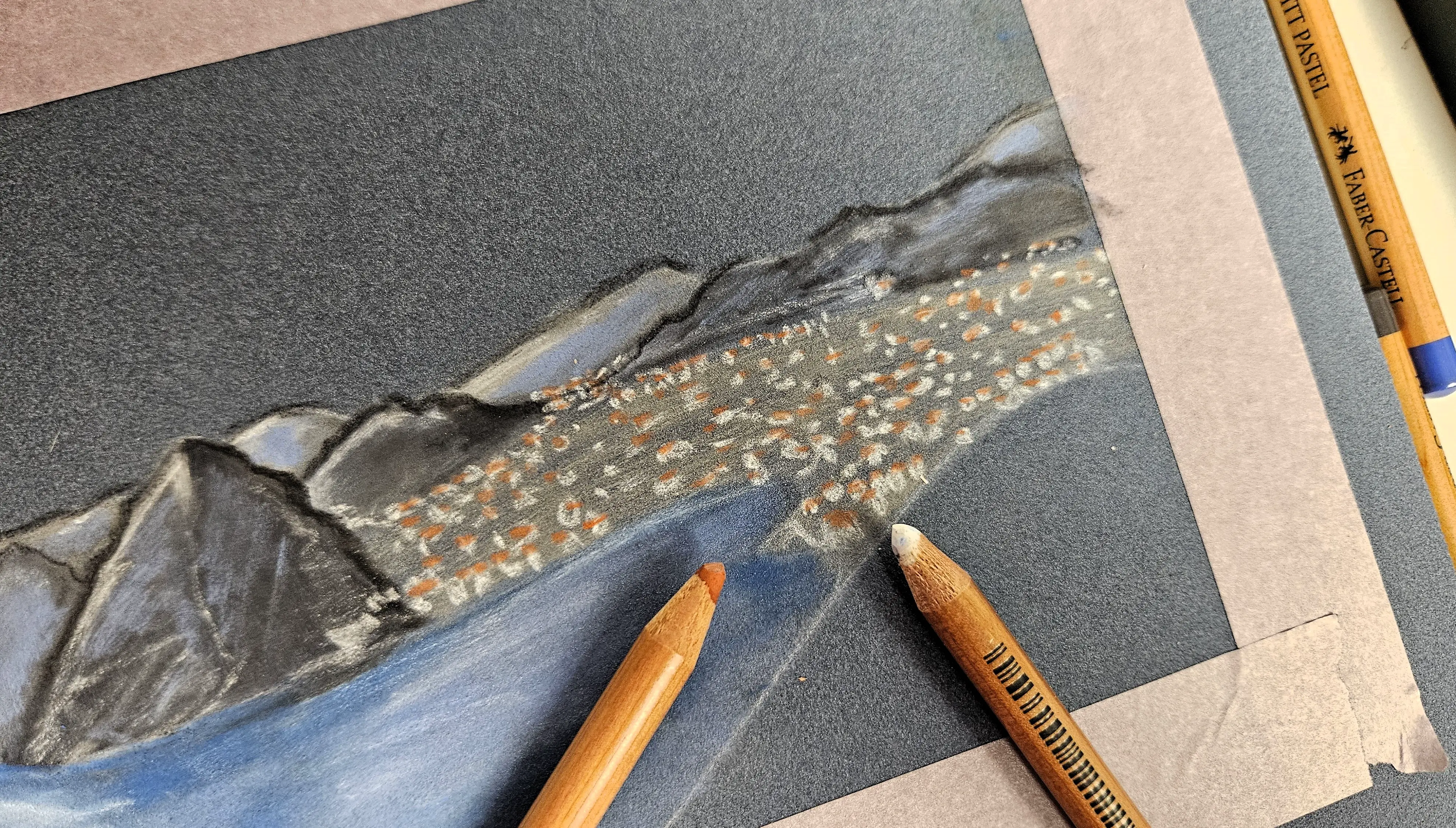 dessiner le toit des maisons d’un paysage aux pastels secs