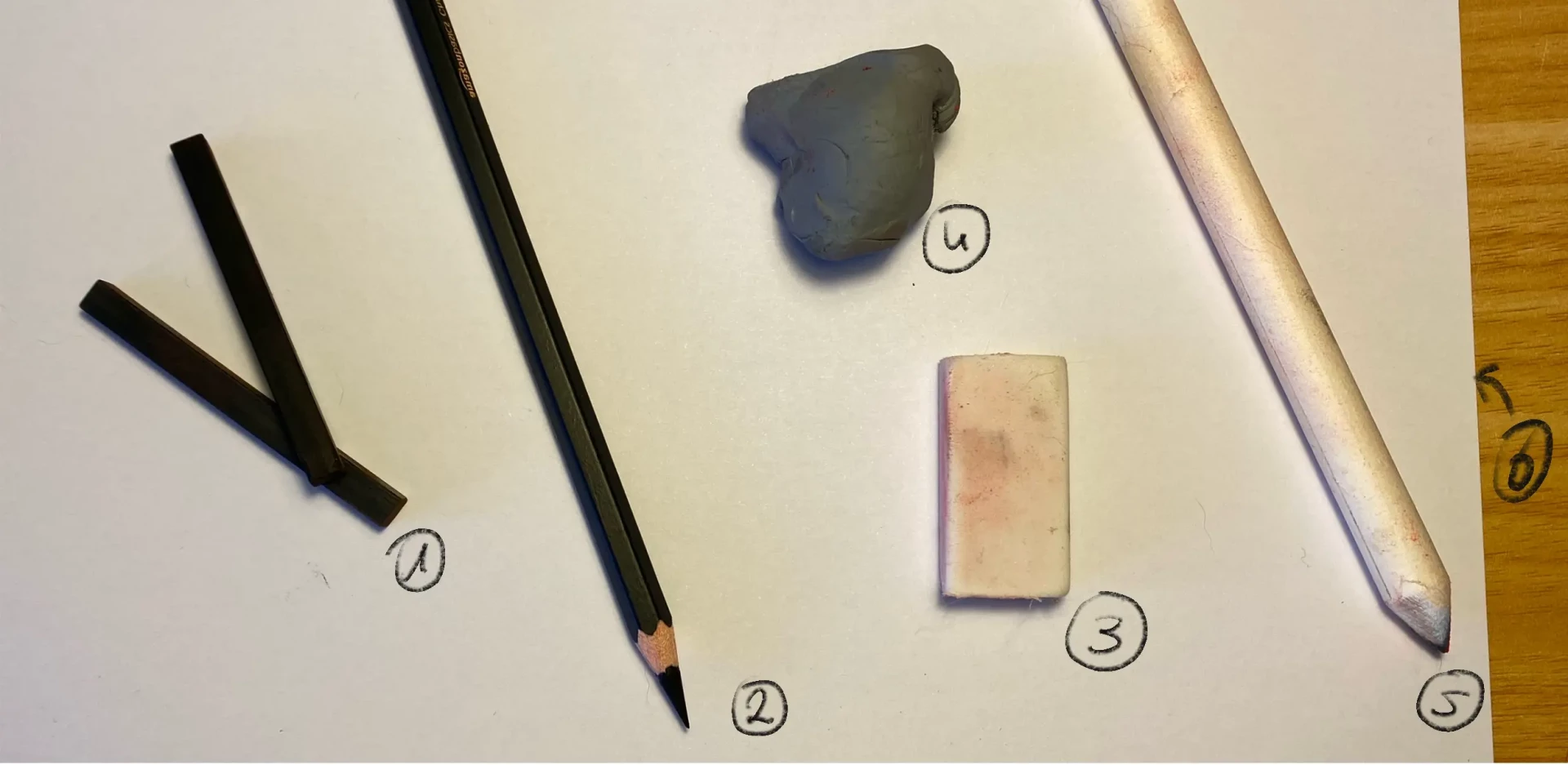 le matériel pour dessiner un portrait de femme au fusain