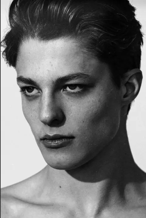 un modèle photo pour dessiner un portrait au fusain