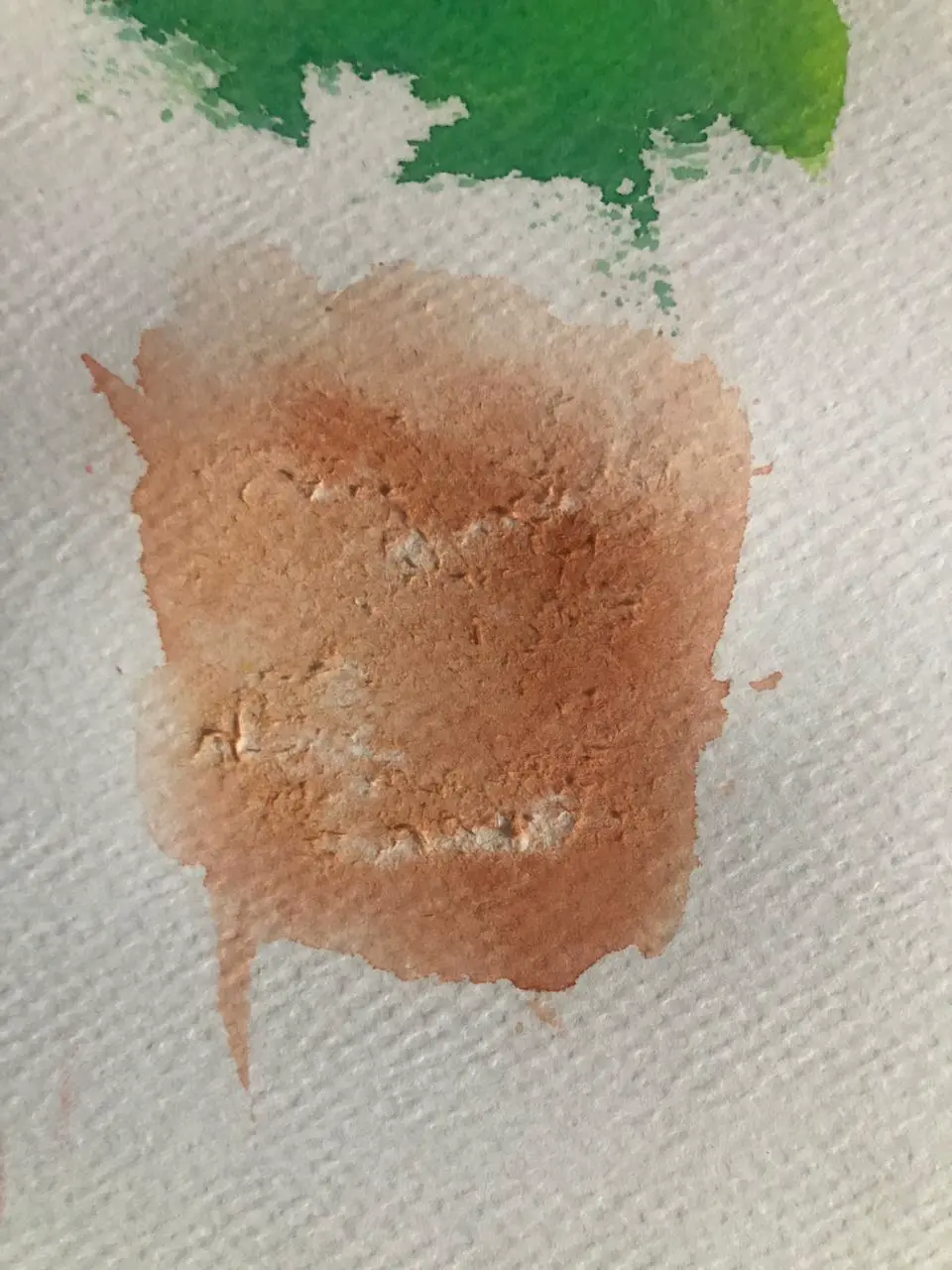 gratter avec un objet pour ajouter de la texture à l’aquarelle