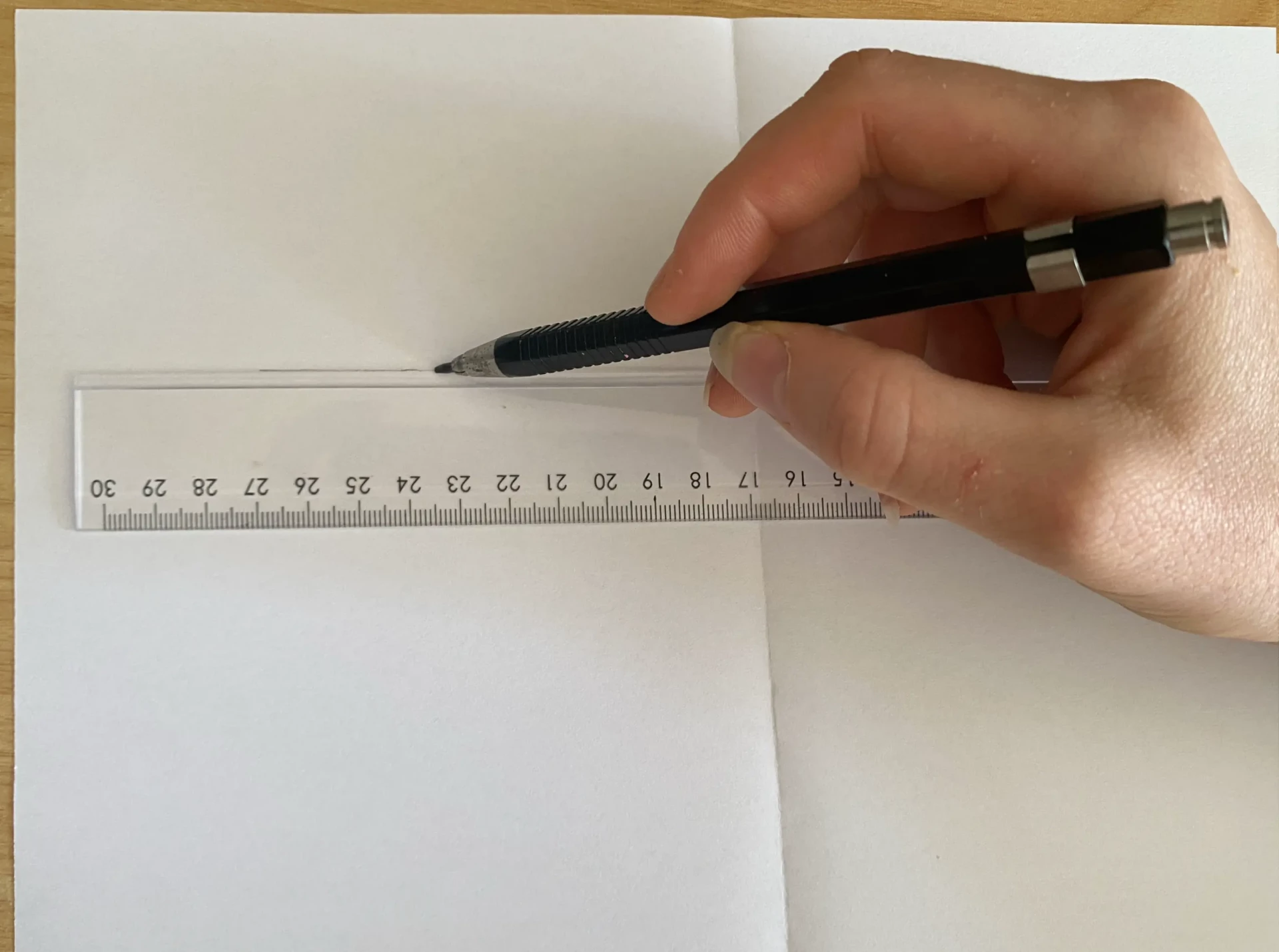 die Basis einer Leiter in Trompe-l’œil zeichnen