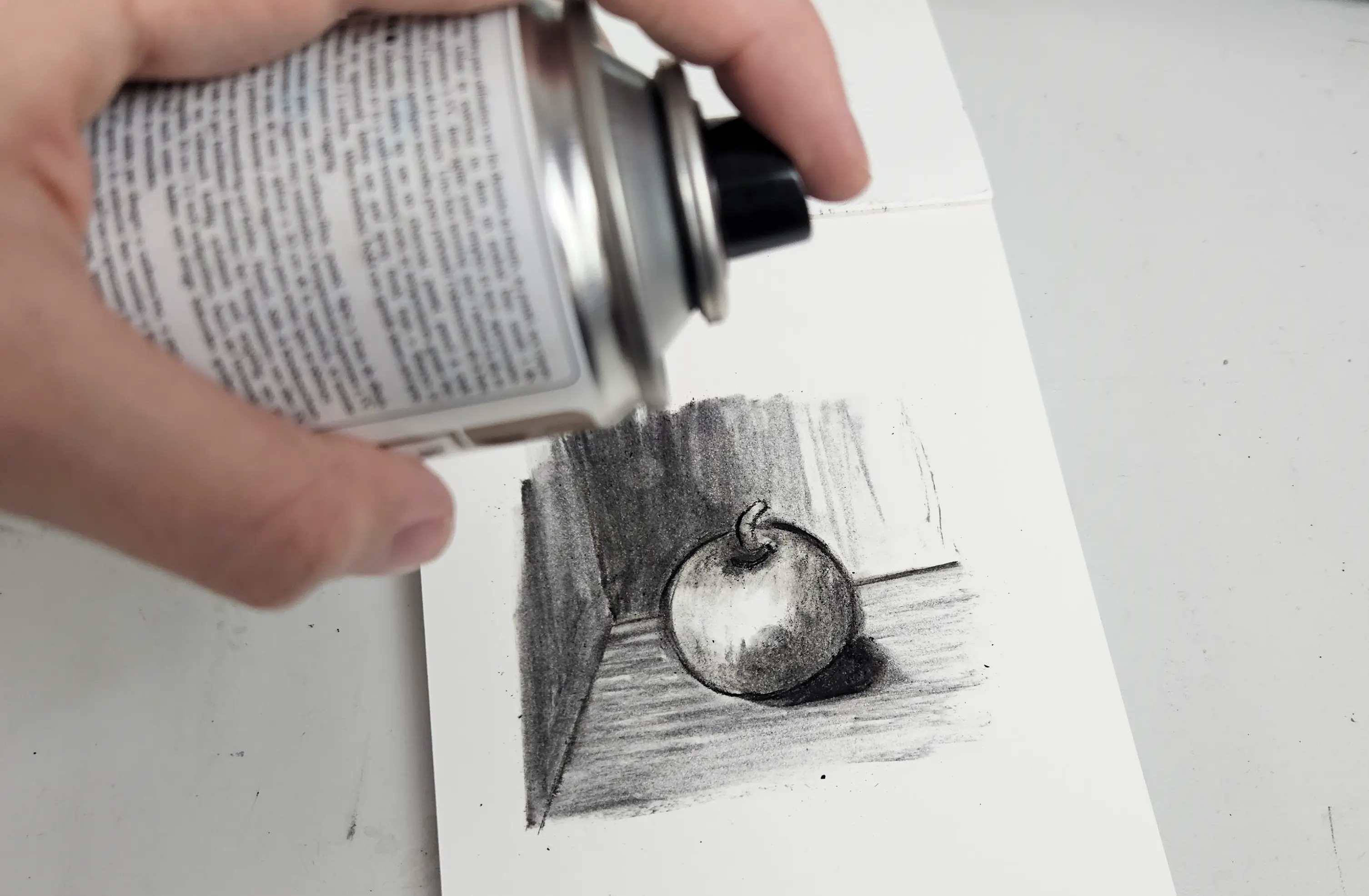 bien utiliser le spray pour fixer son dessin au fusain