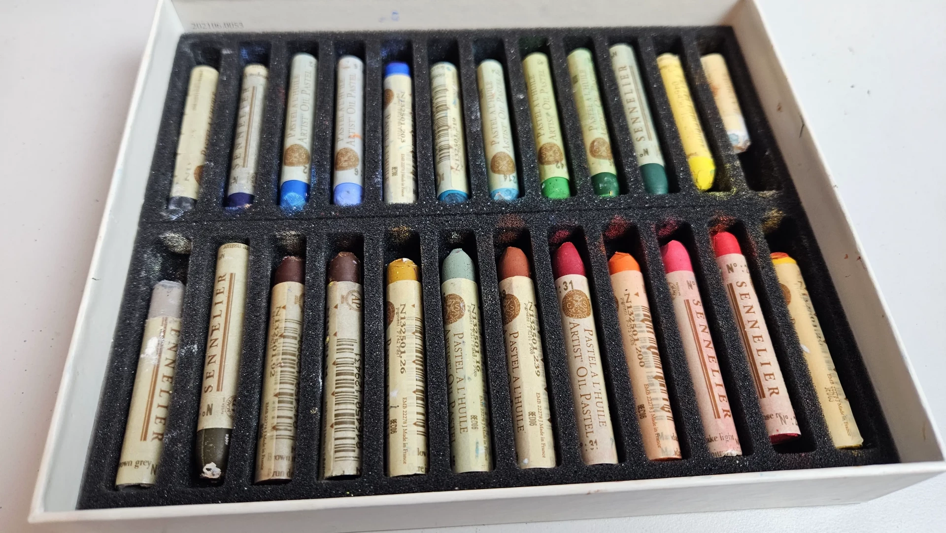 un coffret de pastels à l’huile