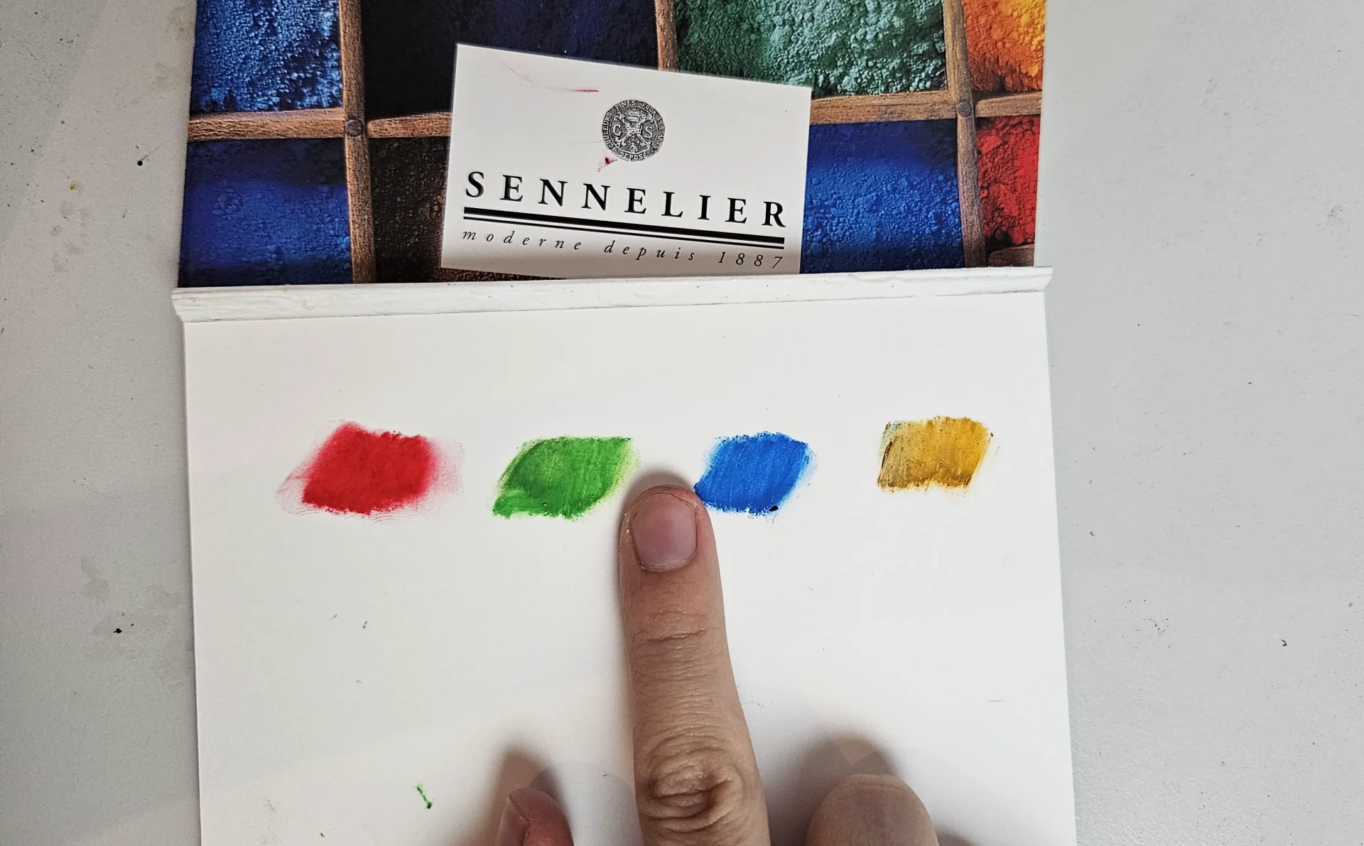 estomper les couleurs au doigt avec des pastels à l’huile